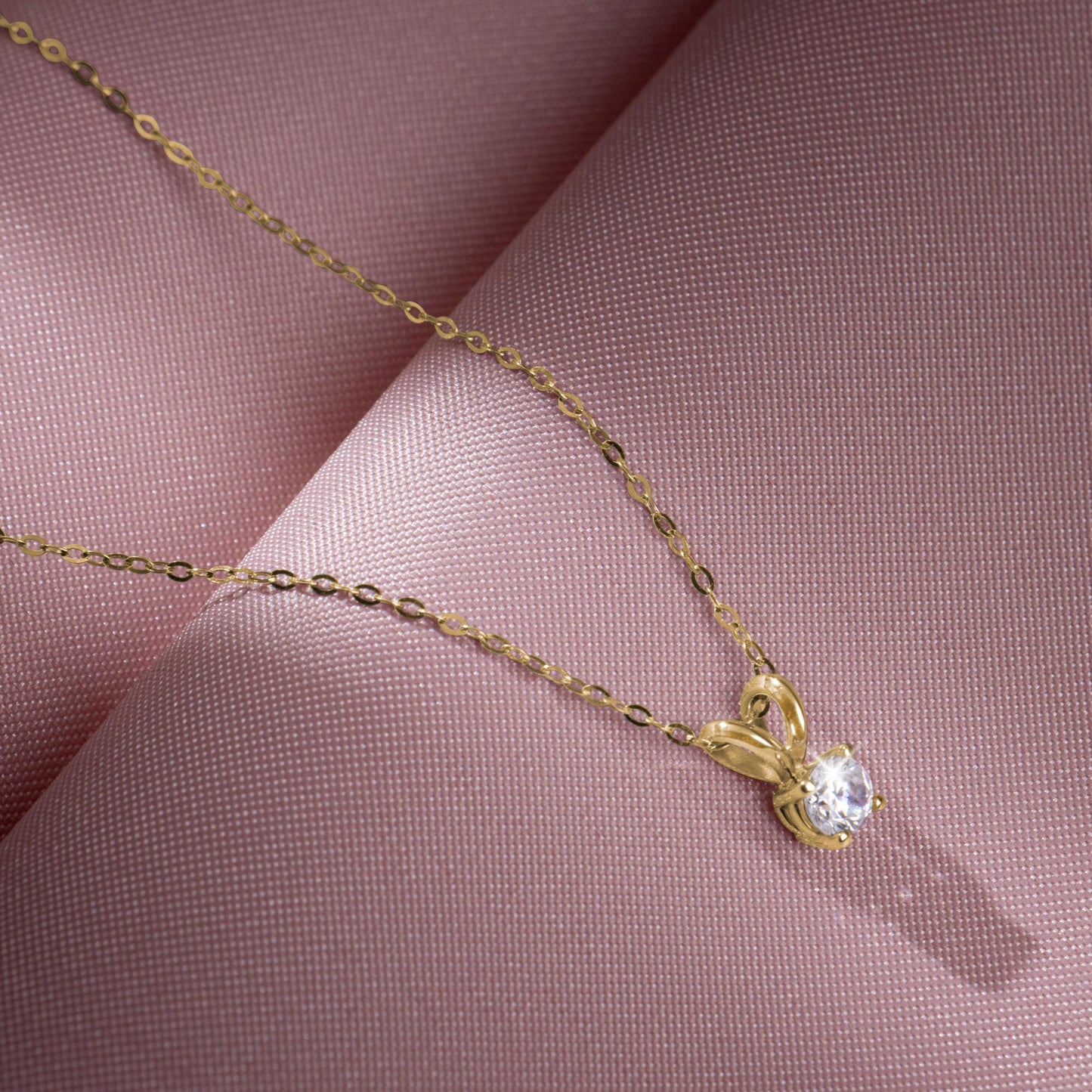 Amazon Essentials IGI Certified 0.25 Carat Solitaire Lab Grown Diamond Pendant Necklace in Solid 14k Yellow Gold - Gold Pendant Necklace - Pendant Necklace for Women - Adjustable with 16" Chain with 2" Extender